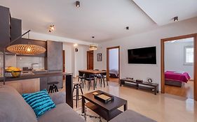 Stylish Two Bedroom Apartment&Garage Parking Place